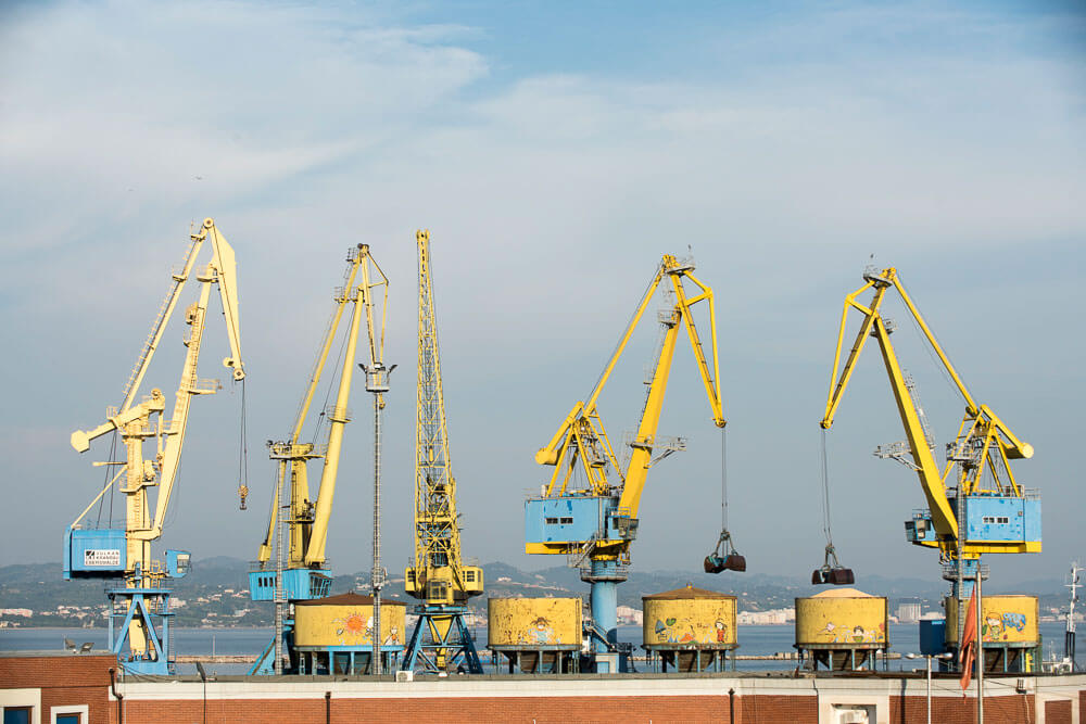 Kranen in de haven van Durres. 2016.
