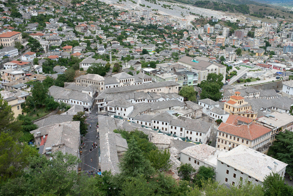 Uitzicht stad vanuit het Kasteel-Gjirokastra.HZ