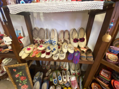 Wollen sloffen handgemaakt in Gjirokaster.