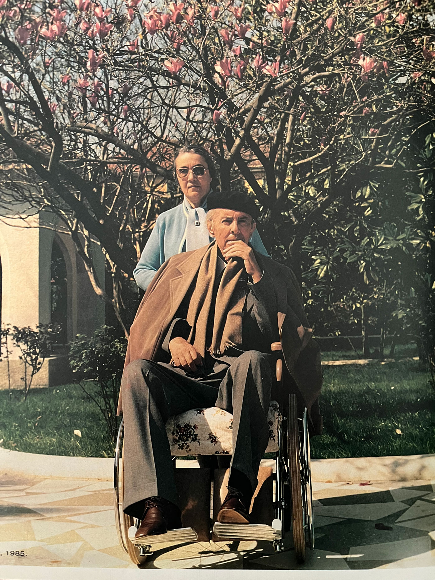 Anno 1981. Enver Hoxha met zijn vrouw in de tuin van hun villa. 
