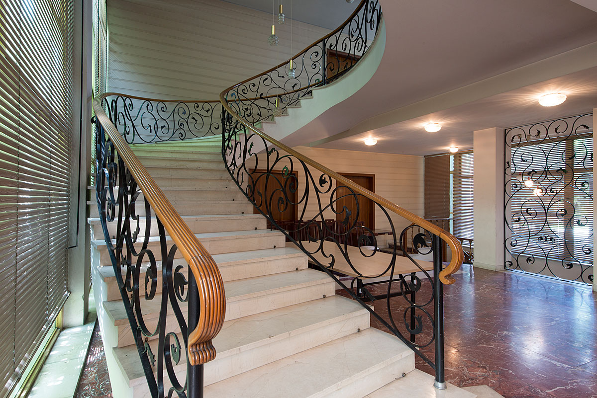 Interieur: Villa Hoxha. De trap naar de 1-e verdieping.