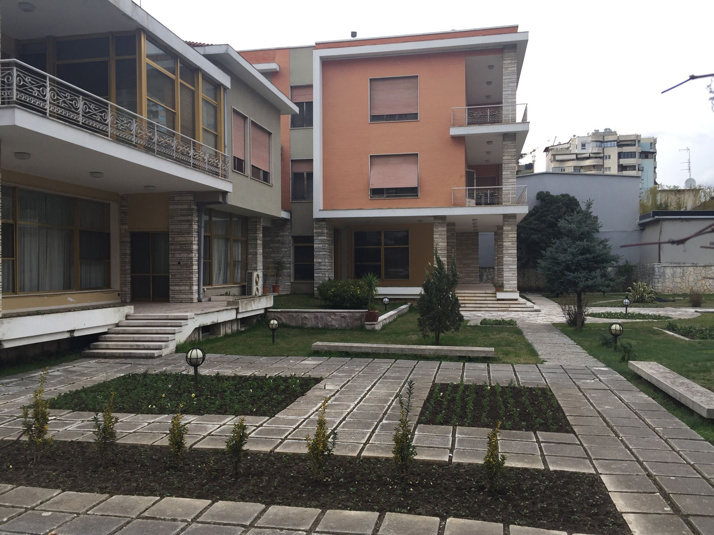 Tuin-villa-Hoxha-voorkant-