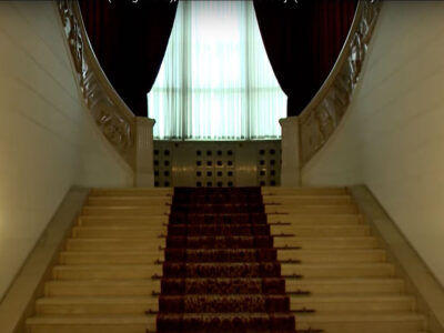 de-trap-koninklijke-paleis-Albanie De grote centrale trap waar tijdens het gemaskerd bal en de finale van Wie is de Mol een in het rood geklede en gemaskerde figuur verschijnt.