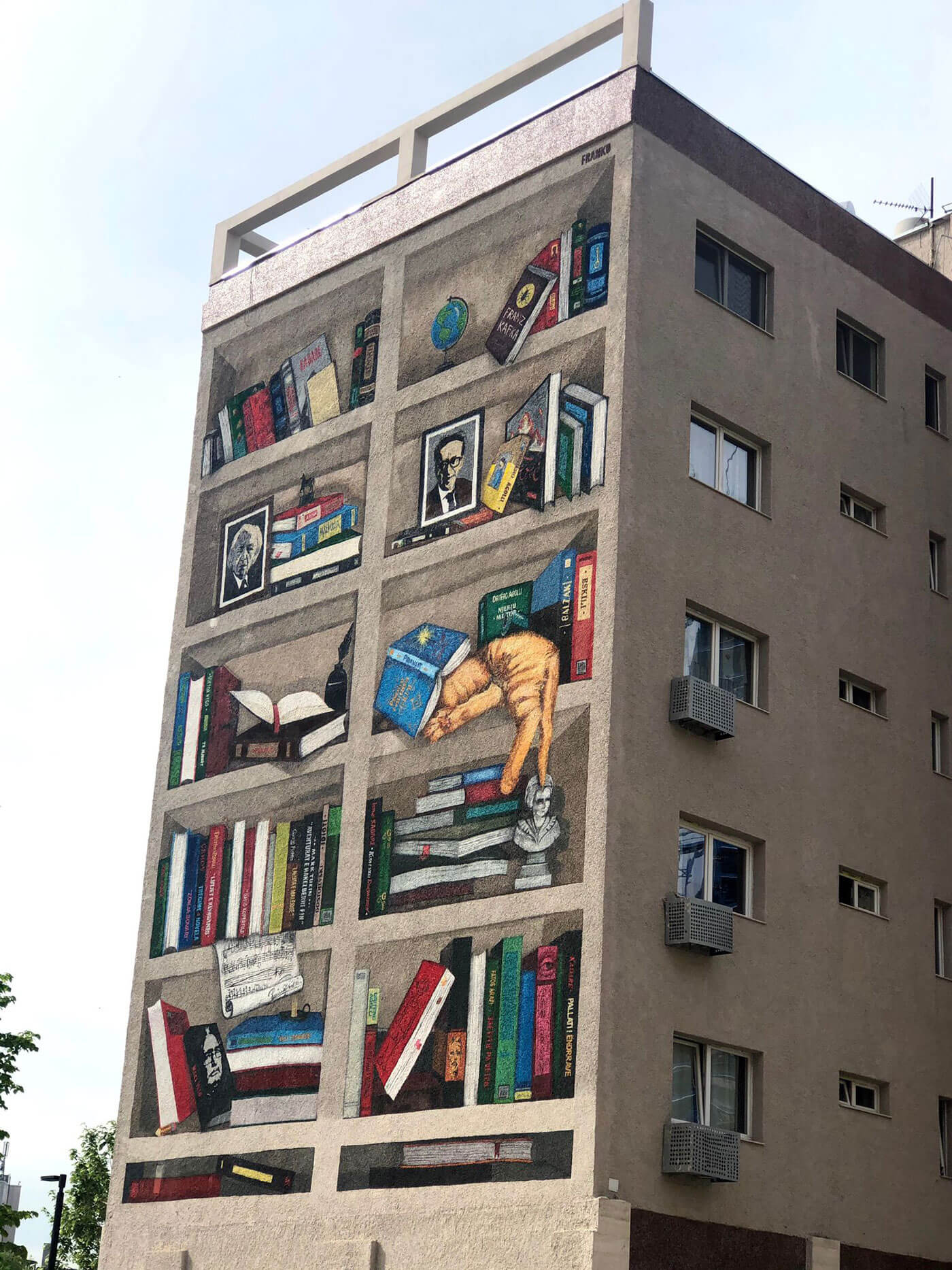 tirana street-art-tirana-beschilderde-flatgebouw
