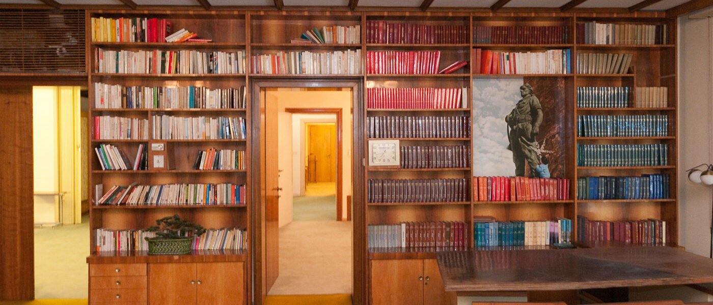 Interieur: De werkkamer en boekenkast van Enver Hoxha.