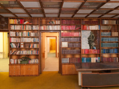 werkkamer-hoxha Interieur: De werkkamer en boekenkast van Enver Hoxha.