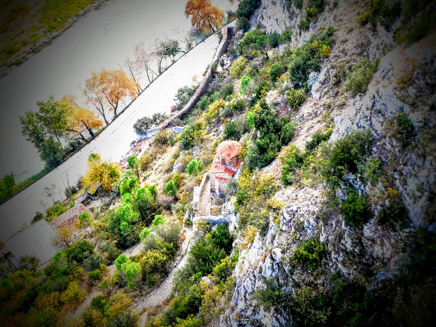 Berat kerkje op de heuvel