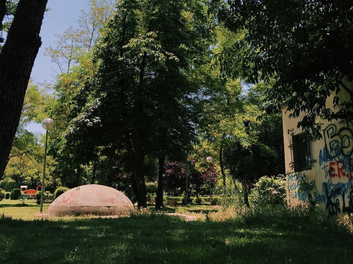 Bunker in een park in Tirana, Albanië © Janneke van der Linden