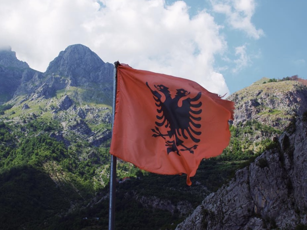 De Albanese vlag met bergen, Albanië © Janneke van der Linden