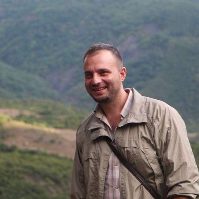 Gids-Kliton-off-road-jeep-tour-door-Nationaal-Park-Hotova-Dangelli-Albanie