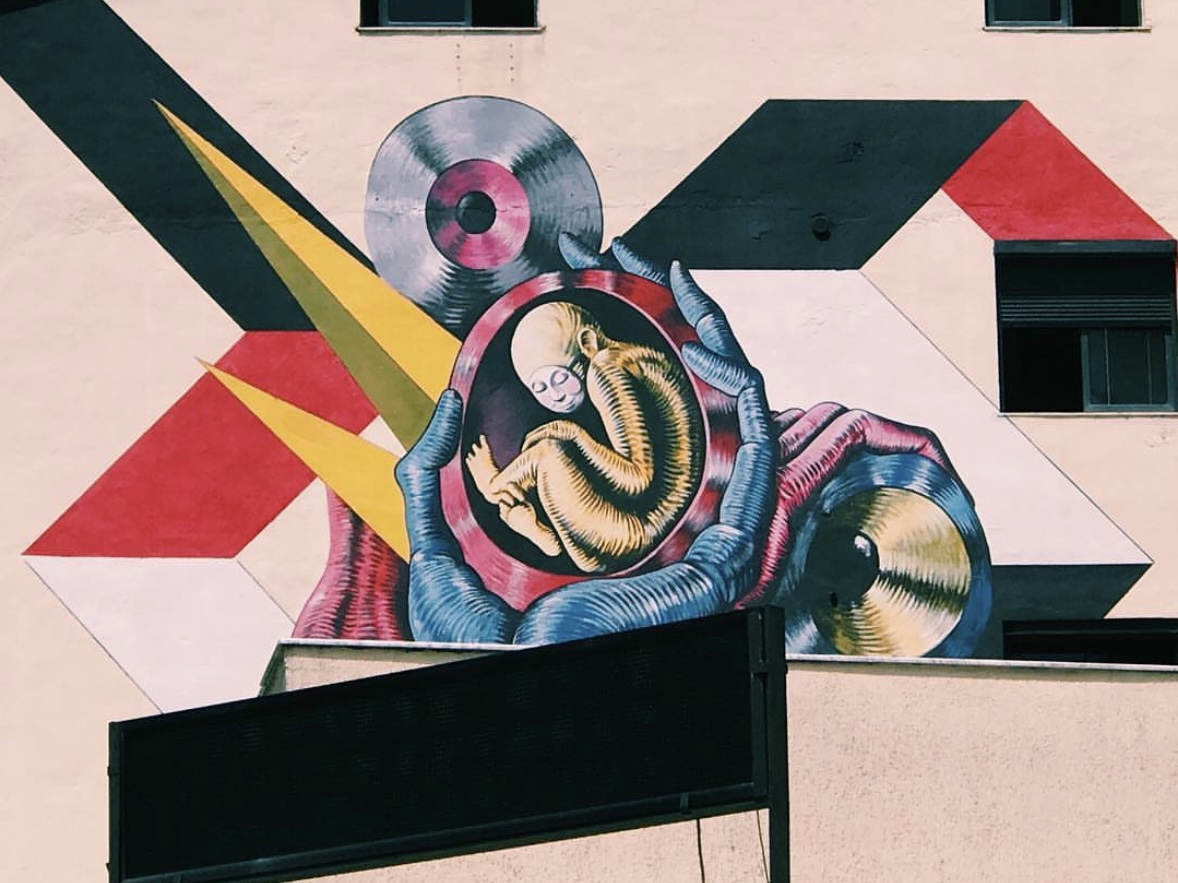 Graffiti muurschildering, Tirana, Albanië © Janneke van der Linden