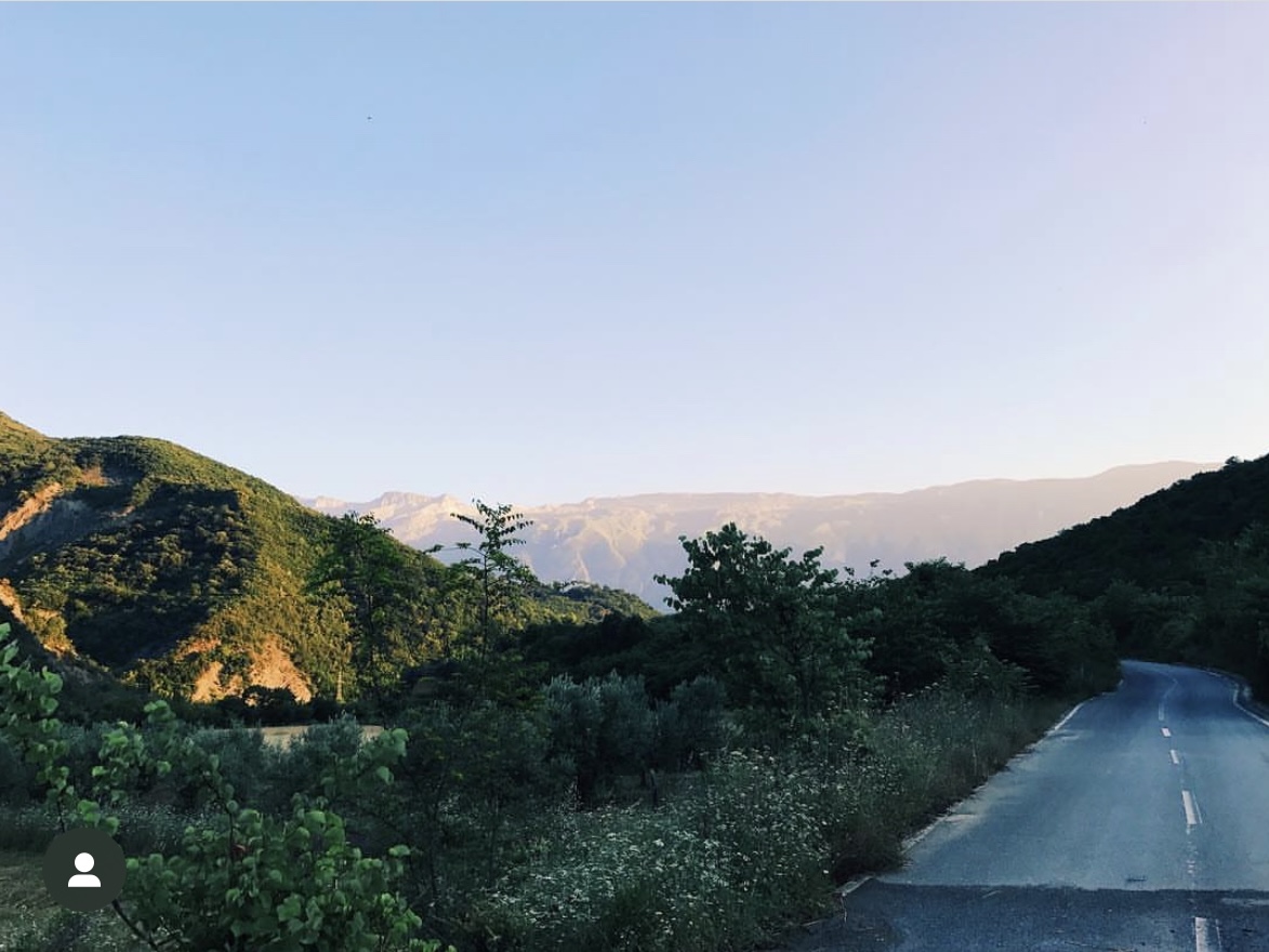 Landweg naar de baden van Bënje, Albanië © Janneke van der Linden