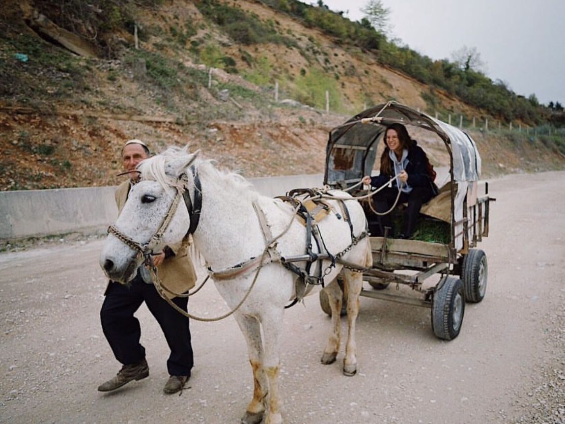 Met paard en wagen in Brar, Albanië © Janneke van der Linden