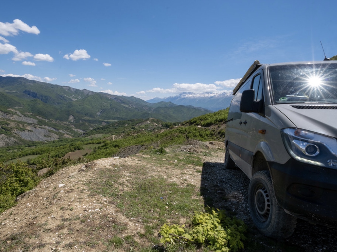 Off-road jeep tour door Nationaal Park Hotova Dangëlli Albanië landschap 4x4 auto - auto huren albanie