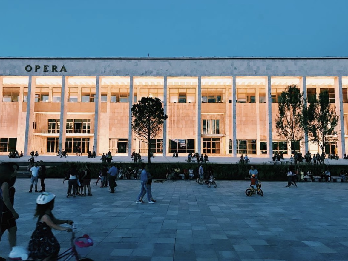 Opera, Skanderbeg Square, Tirana, Albanië © Janneke van der Linden