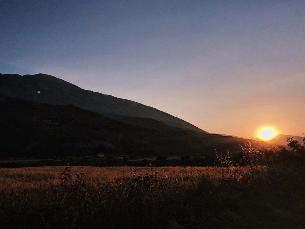 Zonsondergang bij Bënjë, Përmet, Albanië © Janneke van der Linden