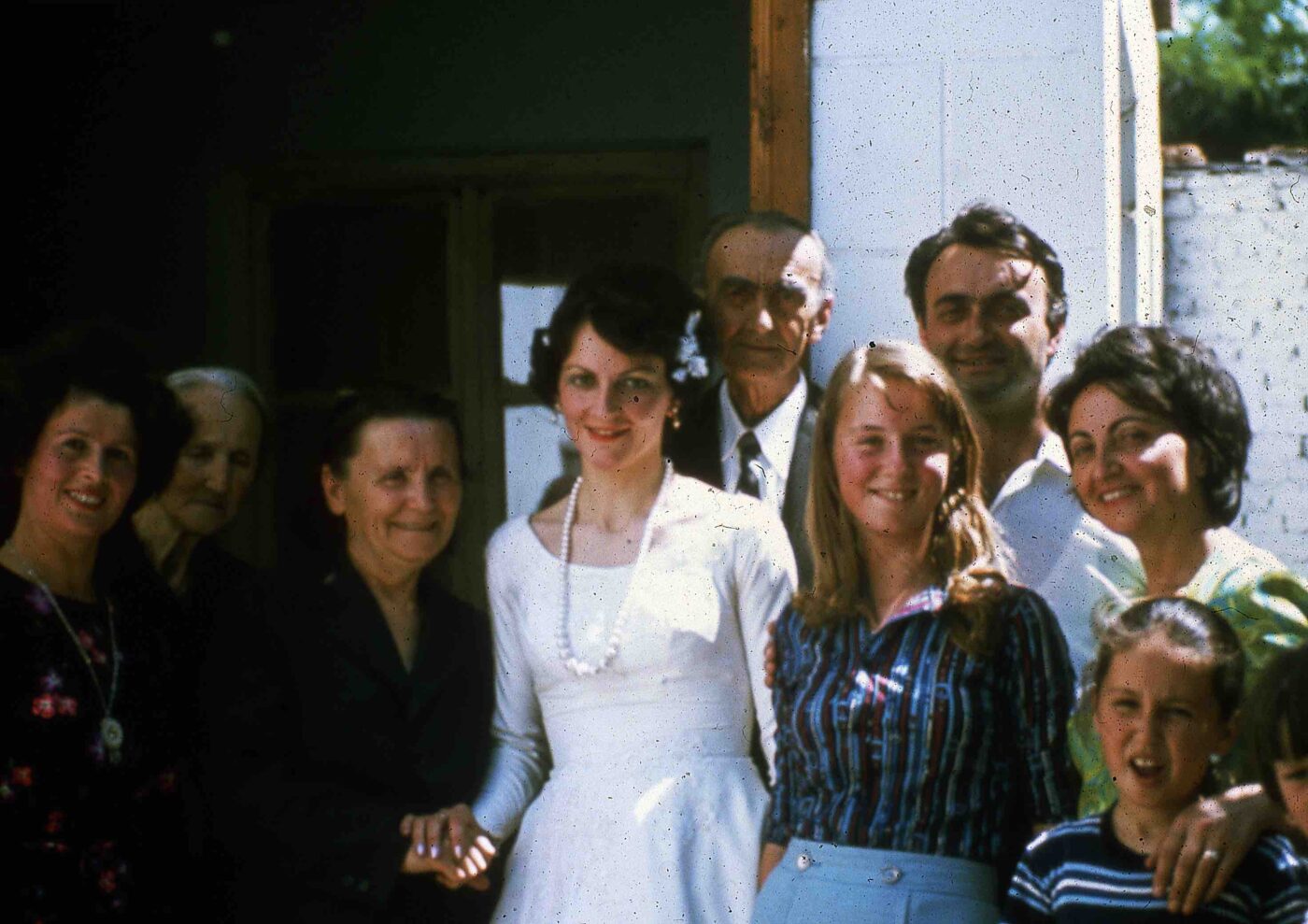 De bruid en gasten in Korçë, 1981