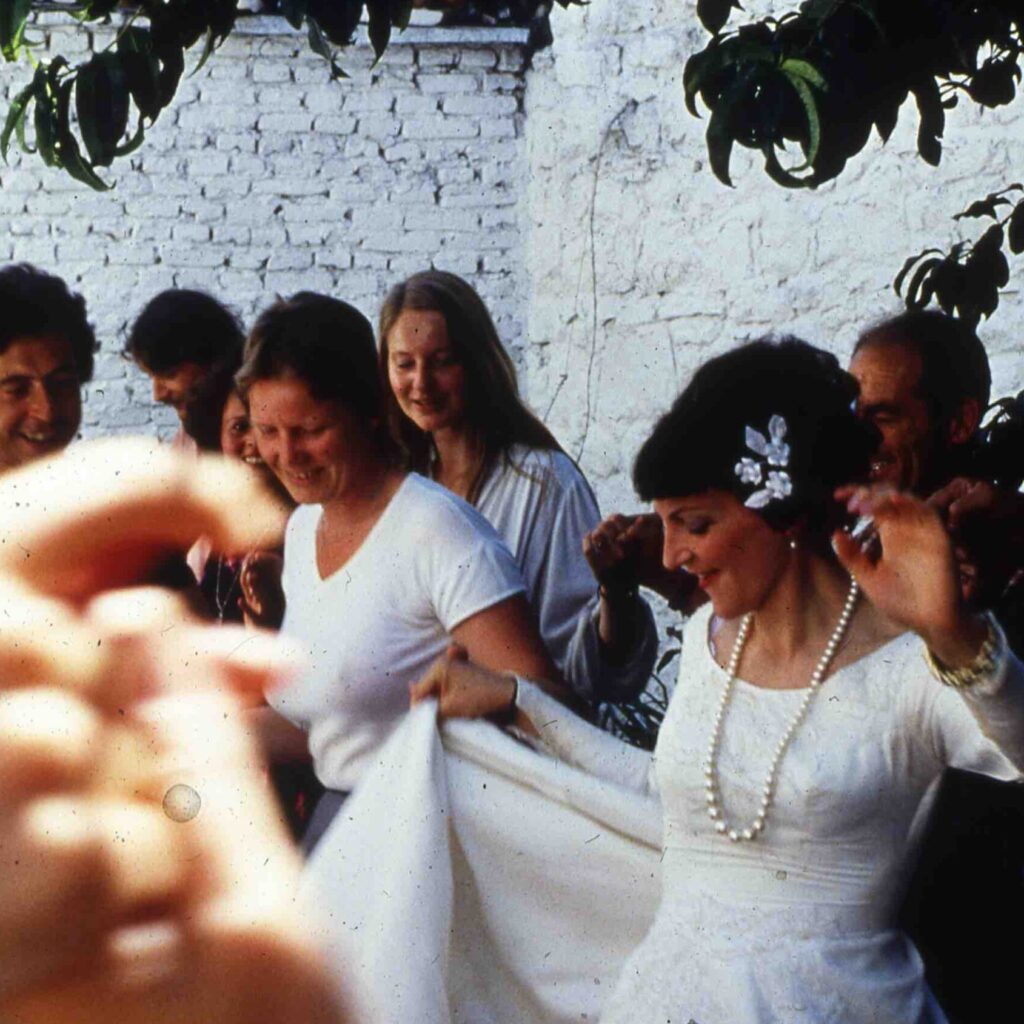 Gasten op de bruiloft in Korçë, 1981