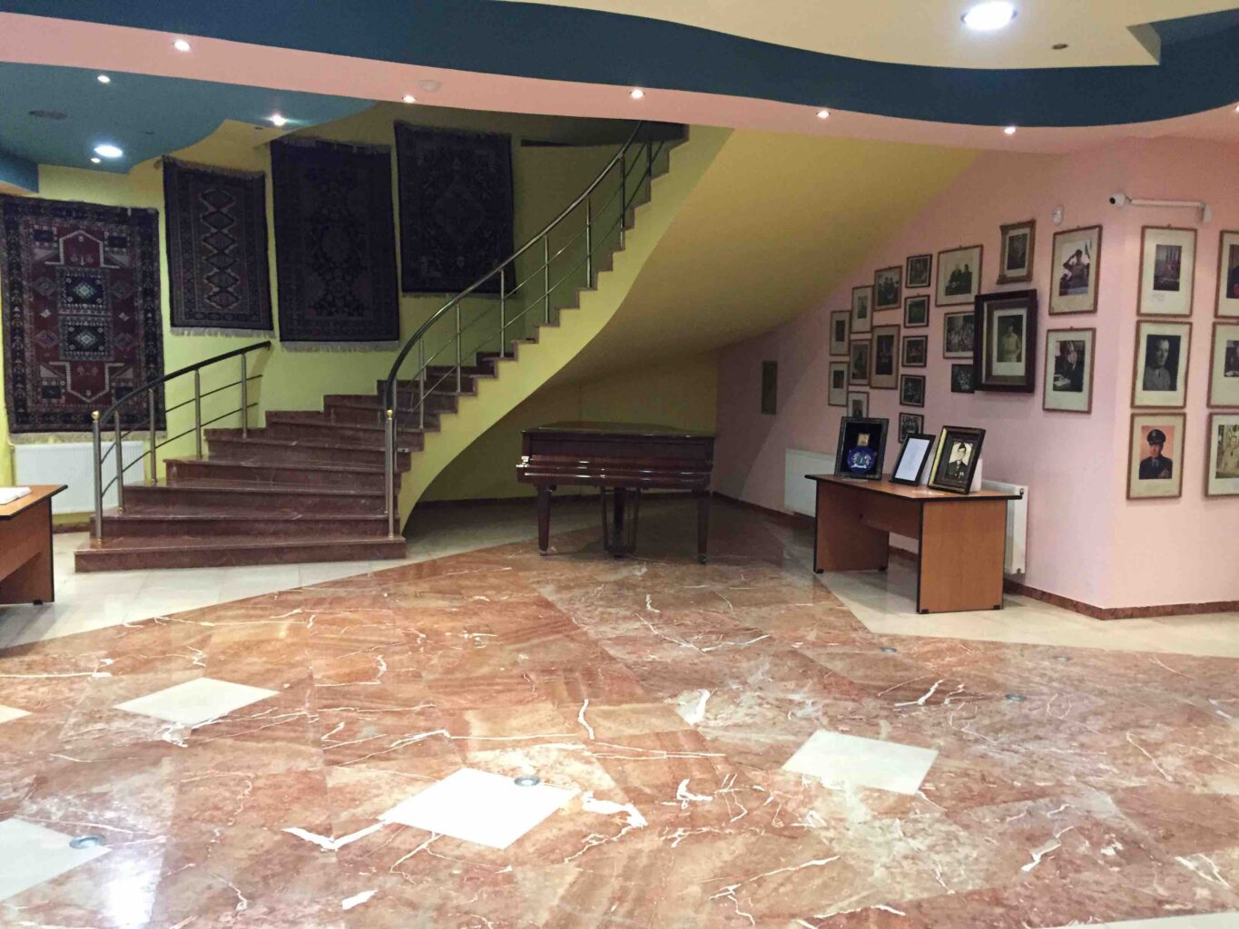 Bratko museum interieur in Korçë, 2020