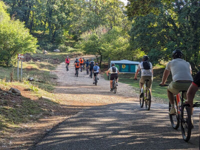 Fietstour buiten Tirana. deels offroad naar Dajti gebergte