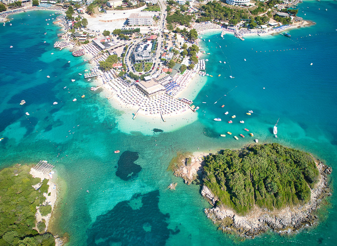 Bora Bora strand in Ksamil met helderblauw water en witte parasols