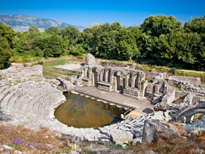 Archeologische ruïnes van het Butrint Nationaal Park bij Ksamil