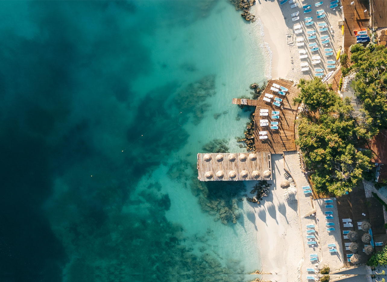 Panoramisch uitzicht op Ksamil en zijn kustlijn in Albanië