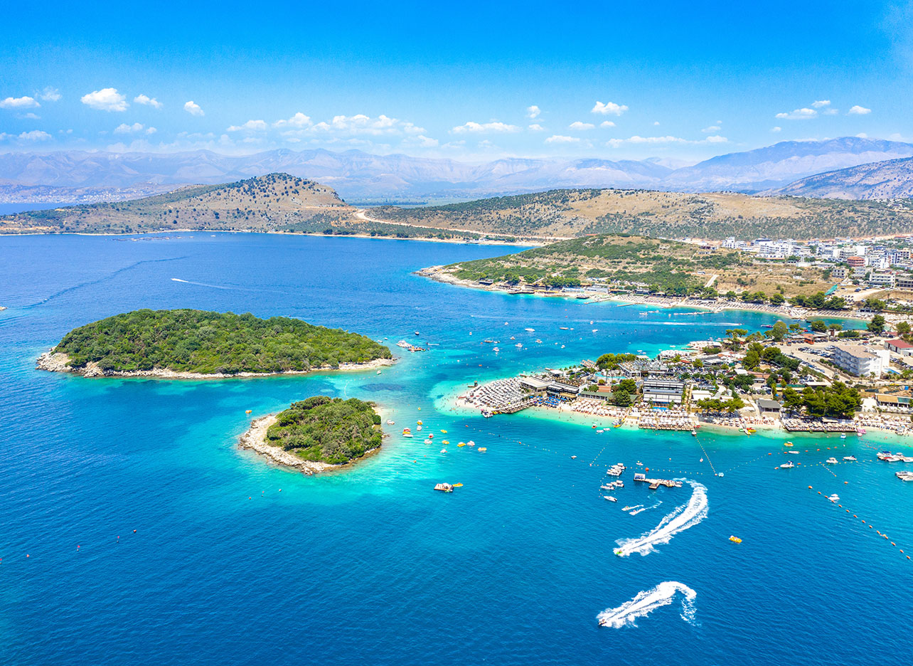 Luchtfoto van Ksamil aan de Albanese Rivièra met turquoise zee