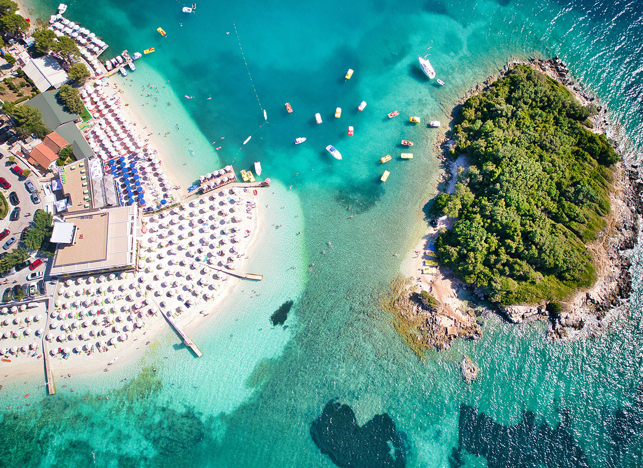 Stranden van Ksamil in Albanië met bootjes en kristalhelder water