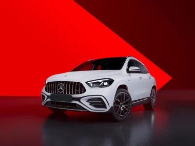 Een witte Mercedes GLA de voorkant schuin naar links met een rode achtergrond