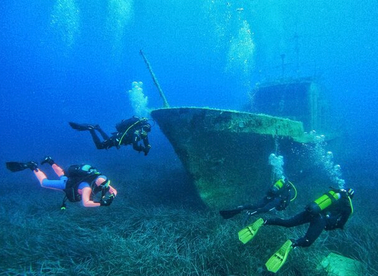 Ervaren duikers bij het wrak van het schip Polumbari in Palasë