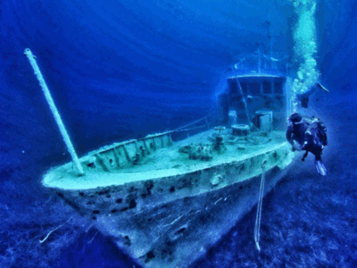 Wrakduik excursie Palasë Het wrak van de Polumbari op de zeebodem van Palasë met duikers eromheen