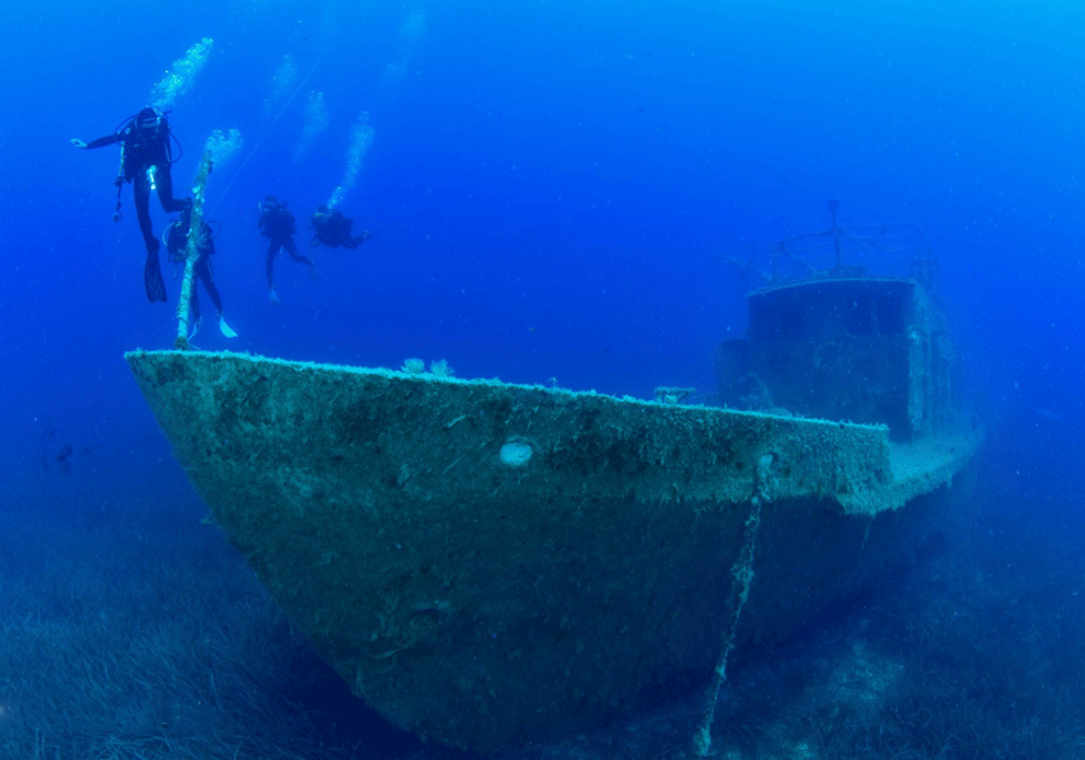 Wrakduik bij een volledig zichtbaar gezonken schip in Palasë.