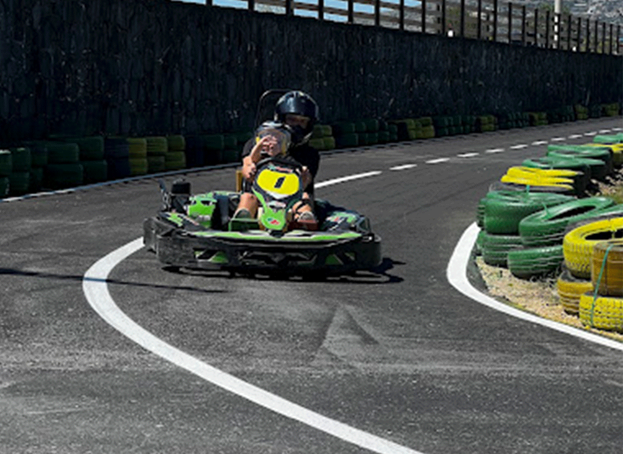 Kartbestuurder neemt een scherpe bocht op Kaartbaan Saranda.