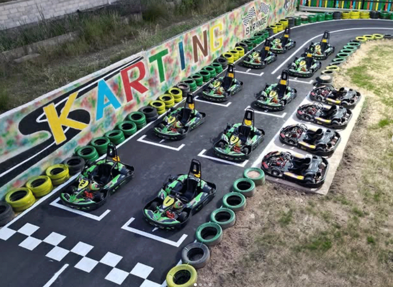 Go-karts staan klaar op de startlijn bij Kaartbaan Saranda.