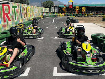 kaartbaan Saranda Albania. Kinderen racen met helmen op de baan van Kaartbaan Saranda.