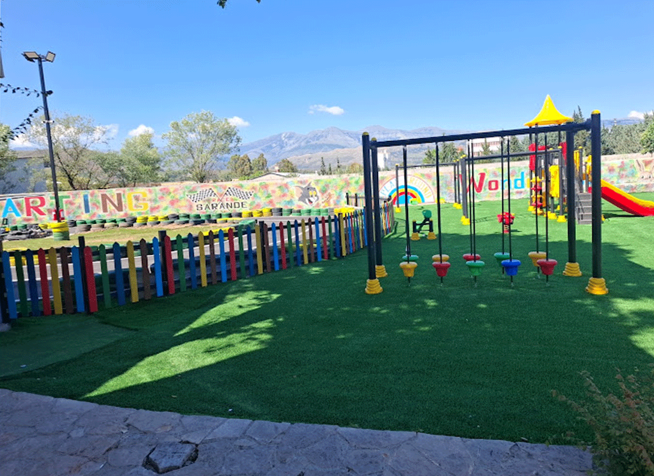 Kleurrijke buitenspeeltuin naast het circuit van Kaartbaan Saranda.