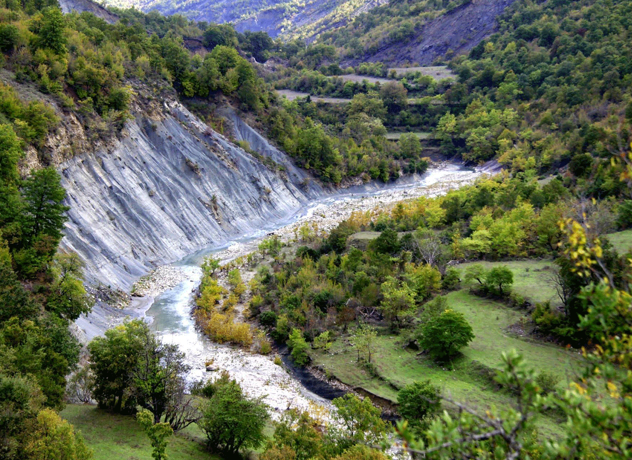 Uitzicht op de rivier Zagoria die door de groene vallei en bergen van Albanië kronkelt.
