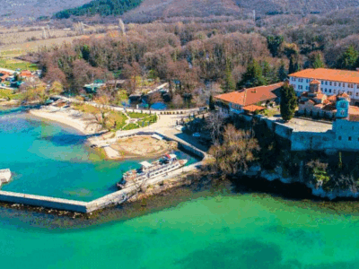 Cruise-to-St.-Naum-monastery Luchtfoto van het St. Naum-klooster en de aanlegsteiger.