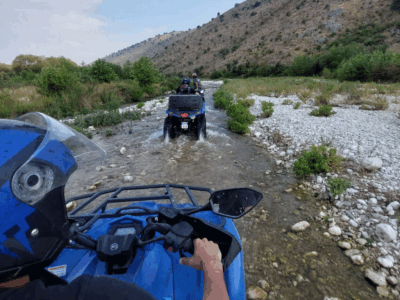 Quad-Sarande Quad rijden door de rivier tijdens de tour in Saranda