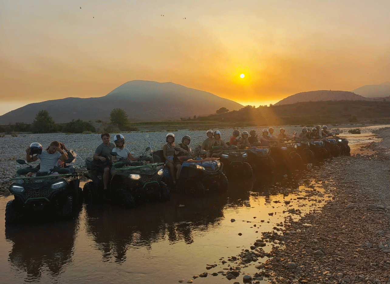 Colonne quads in de rivier bij zonsondergang in Saranda
