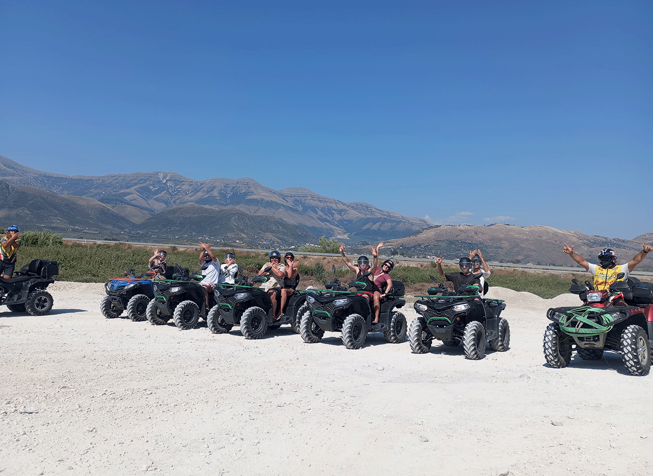 Groep met quads in Saranda klaar voor de off-road tour