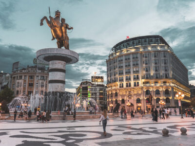 Skopje, Noord-Macedonië – Hoofdplein met ruiterstandbeeld.