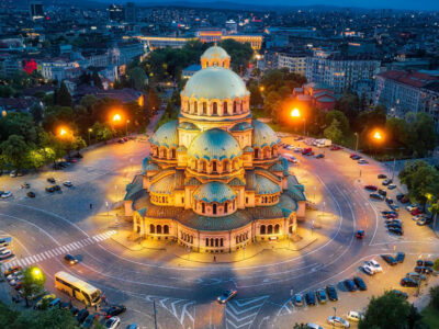 Sofia, Bulgarije – Alexander Nevski kathedraal bij nacht.