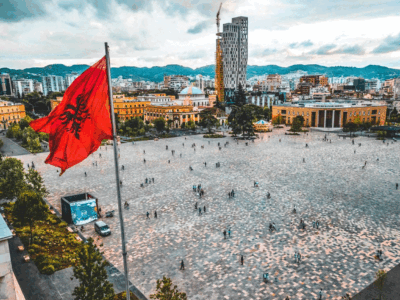 Het Skanderbeg-plein in het hart van Tirana met de Albanese vlag, historische en moderne gebouwen, een van de meest iconische plekken van de hoofdstad
