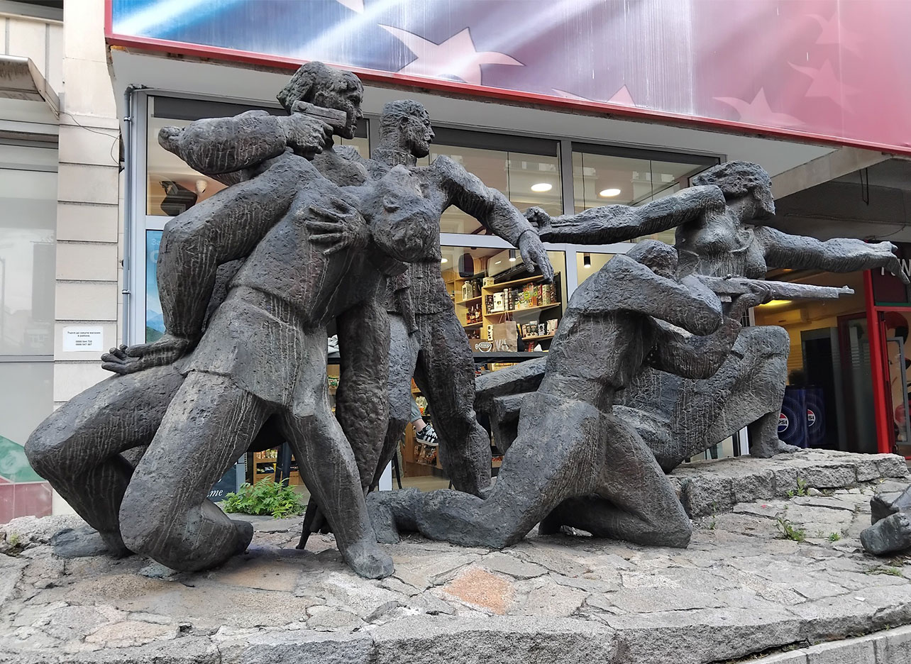 Monument strijders: Dramatisch standbeeld van strijders in gevecht, symbool van verzet.