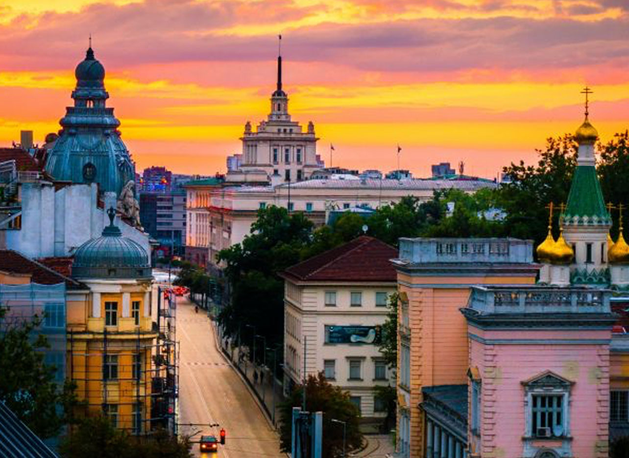 Romantische zonsondergang boven de stad Sofia.