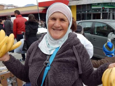 Vrouw-met-bananen-w Vrouw-met-bananen-markt Tirana