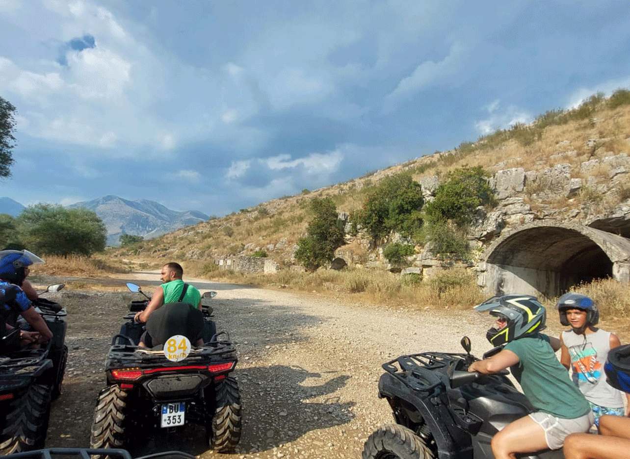 Deelnemers met quads tijdens een stop op een bergpad