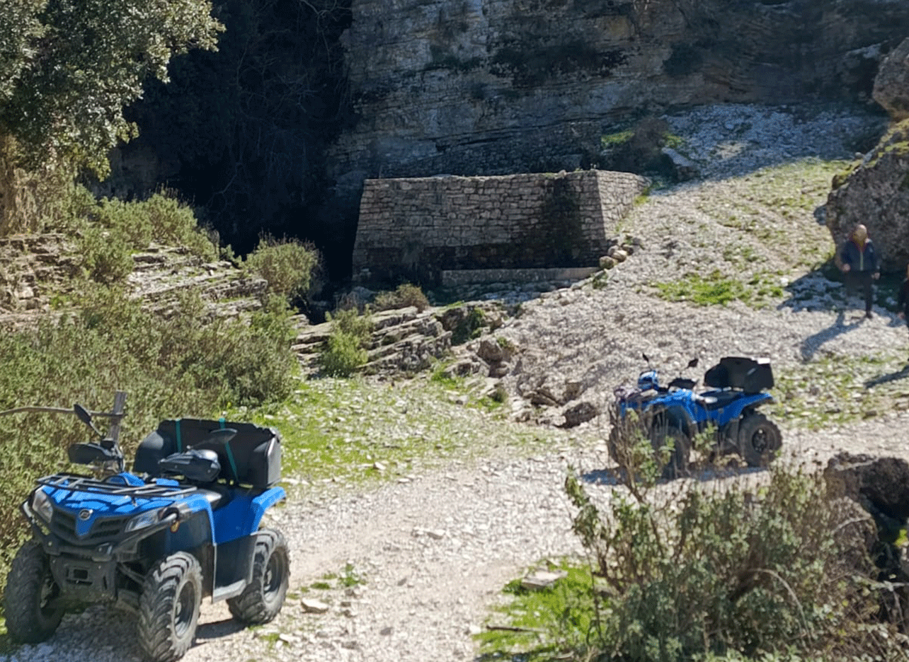 Twee geparkeerde quads bij rotsen in Saranda